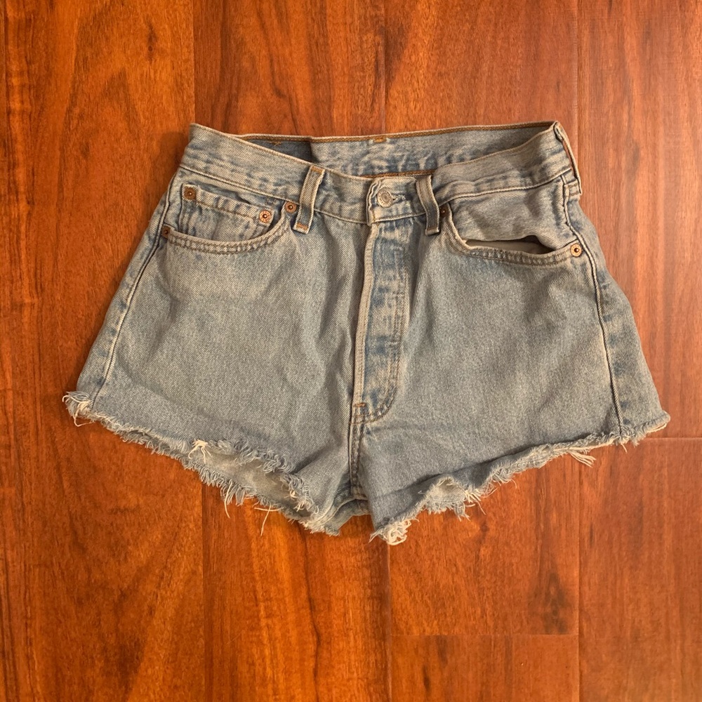 Vintage Levi’s high waisted denim shorts 👖
